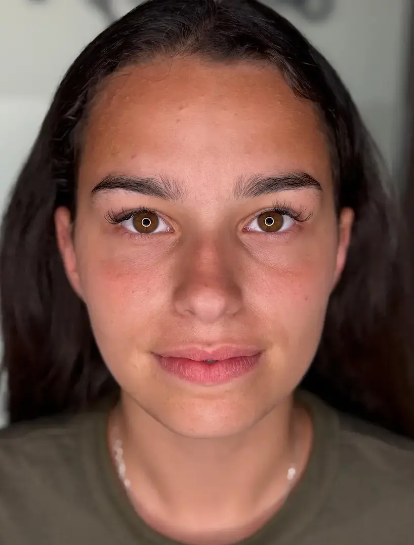 Sopracciglia prima del trucco permanente